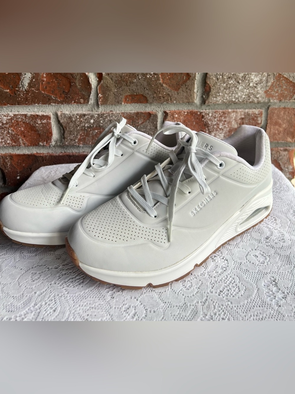 Skechers Women's Uno - Stand On Air lifestyle walking sneaker. SN 73690 size 9.5
